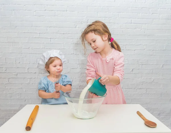Das Mädchen Kocht Baby Kochen Der Küche Backen — Stockfoto