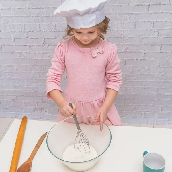 Das Mädchen Kocht Baby Kochen Der Küche Backen — Stockfoto