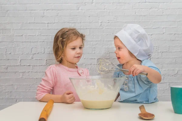 Mutfak Pişirme Yemek Kız Cook Bebek — Stok fotoğraf