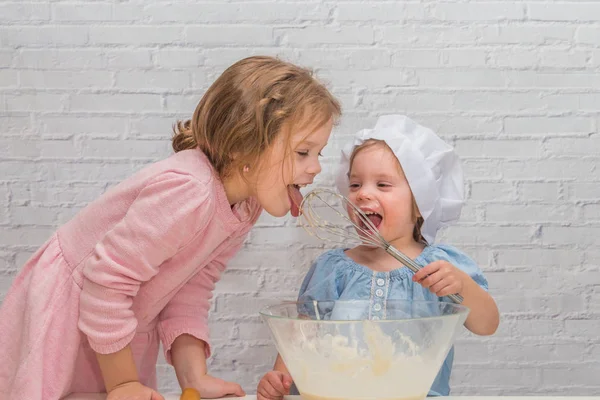 Das Mädchen Kocht Baby Kochen Der Küche Backen — Stockfoto