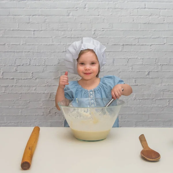 Das Mädchen Kocht Baby Kochen Der Küche Backen — Stockfoto