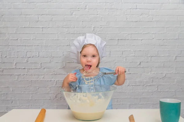 Das Mädchen Kocht Baby Kochen Der Küche Backen — Stockfoto