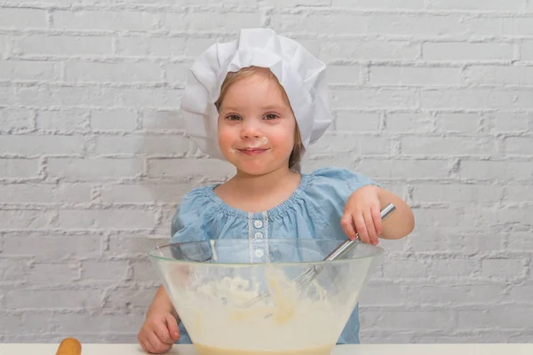 Das Mädchen Kocht Baby Kochen Der Küche Backen — Stockfoto