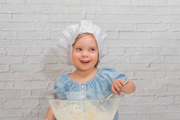 Das Mädchen Kocht Baby Kochen Der Küche Backen — Stockfoto