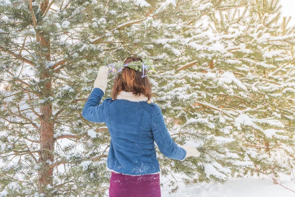 Vacker Flicka Snöiga Vintern Står Bland Julgranen Med Krans Huvudet — Stockfoto