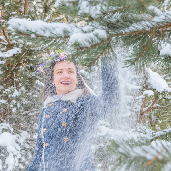 Bela Menina Inverno Nevado Fica Entre Árvore Natal Com Uma — Fotografia de Stock