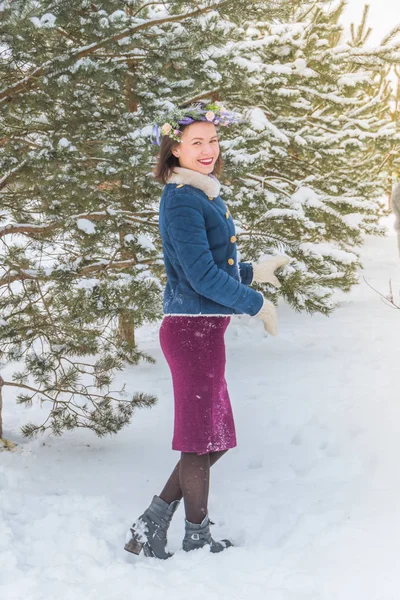 Vacker Flicka Snöiga Vintern Står Bland Julgranen Med Krans Huvudet — Stockfoto