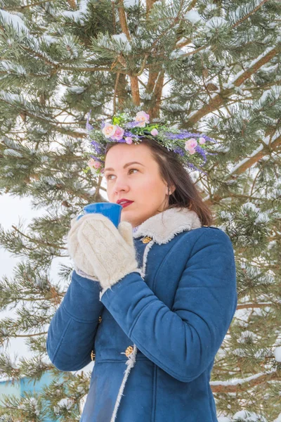Beautiful Girl Stands Christmas Tree Mug Her Hands Wreath Her — Stock Photo, Image