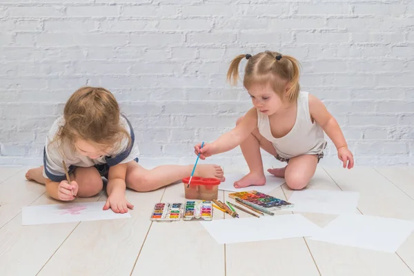 Muchacha Niño Dibuja Con Pincel Acuarela Las Pinturas Sobre Hoja — Foto de Stock