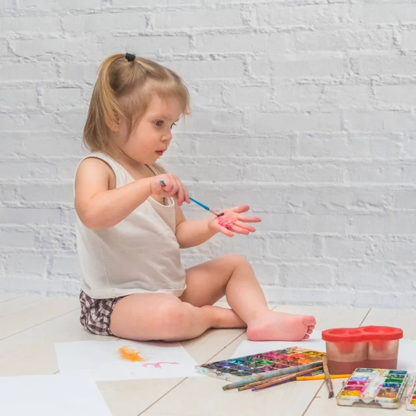 Kız Çocuk Berabere Bir Fırça Suluboya Boyalar Kağıt Giyim Bir — Stok fotoğraf