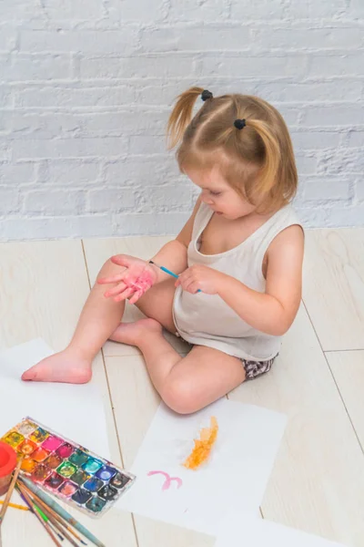 Ragazza Bambino Disegna Con Una Spazzola Acquerello Vernici Foglio Carta — Foto Stock