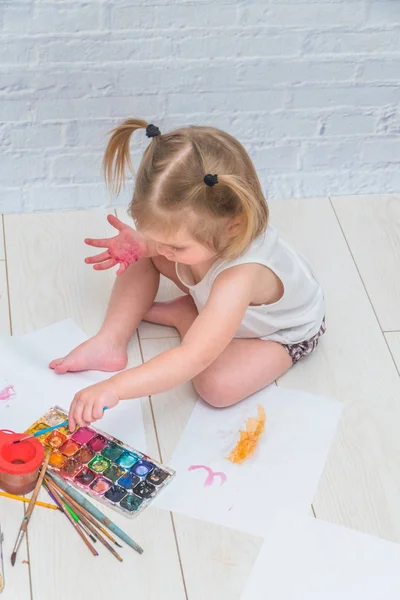 Ragazza Bambino Disegna Con Una Spazzola Acquerello Vernici Foglio Carta — Foto Stock