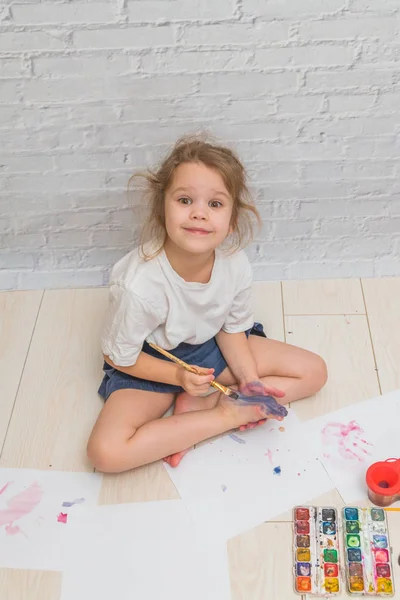 Ragazza Bambino Disegna Con Una Spazzola Acquerello Vernici Foglio Carta — Foto Stock