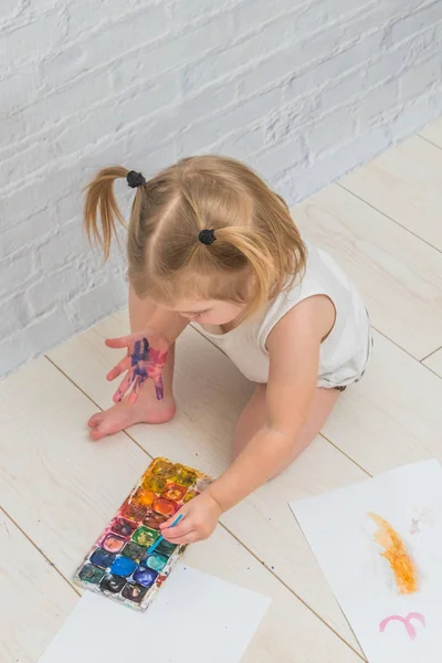 Ragazza Bambino Disegna Con Una Spazzola Acquerello Vernici Foglio Carta — Foto Stock