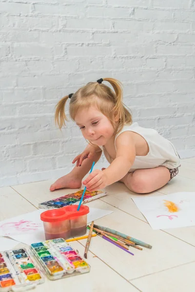 Fille Enfant Dessine Avec Pinceau Aquarelle Les Peintures Sur Feuille — Photo