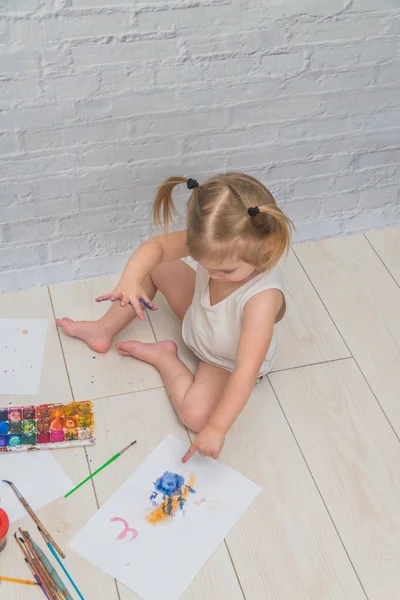 Ragazza Bambino Disegna Con Una Spazzola Acquerello Vernici Foglio Carta — Foto Stock