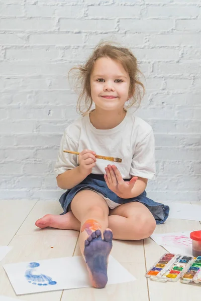 Ragazza Bambino Disegna Con Una Spazzola Acquerello Vernici Foglio Carta — Foto Stock