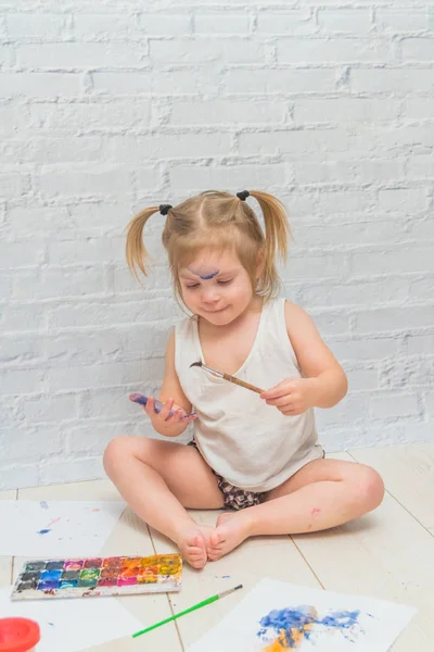 Ragazza Bambino Disegna Con Una Spazzola Acquerello Vernici Foglio Carta — Foto Stock