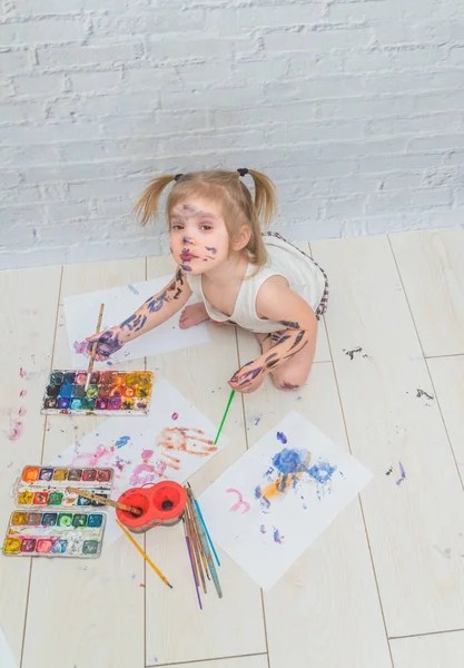 Девочка Ребенок Рисует Кистью Акварелью Красками Листе Бумаги Одежды — стоковое фото