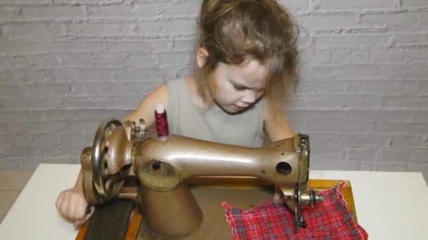 Niño Que Trabaja Detrás Máquina Coser Vintage Sobre Fondo Pared — Vídeo de stock