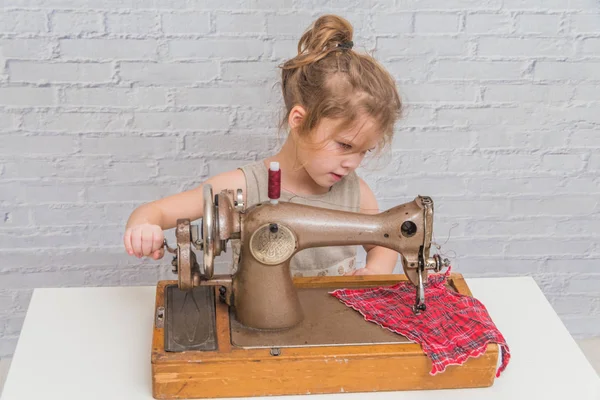 Child Working Vintage Sewing Machine Brick Wall Background — Stock Photo, Image