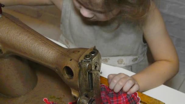 Niño Que Trabaja Detrás Máquina Coser Vintage Sobre Fondo Pared — Vídeo de stock