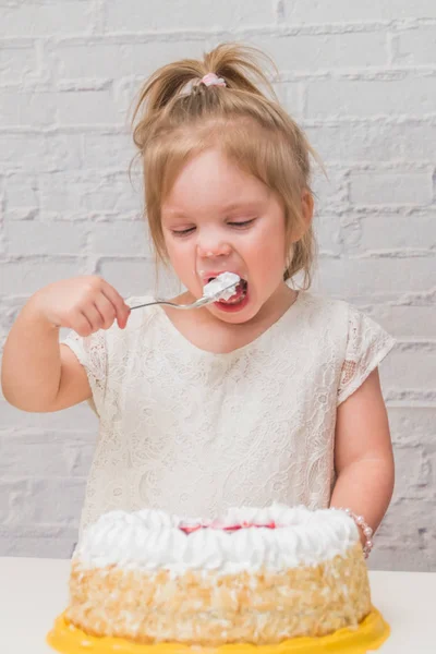 Crianças Comendo Bolo Fundo Parede Tijolo Branco — Fotografia de Stock