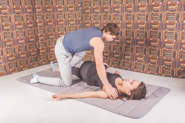 Mężczyzna i kobieta na podłodze tajski masaż jogi, rozciąganie i siłownia — Zdjęcie stockowe