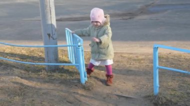 Çocuk, kız oyun alanında kapıyı kapatır.