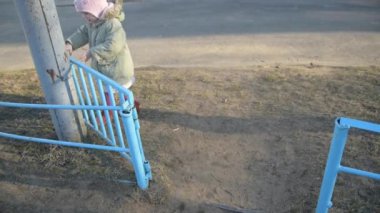 Çocuk, kız oyun alanında kapıyı kapatır.