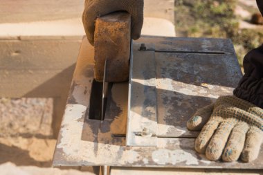 makine üzerinde çalışma taş, lazer disk keser