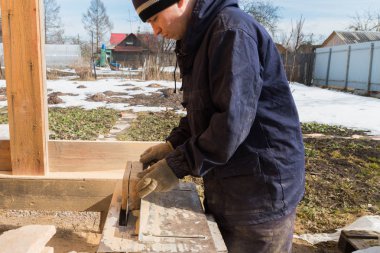 makine üzerinde çalışma taş, lazer disk keser