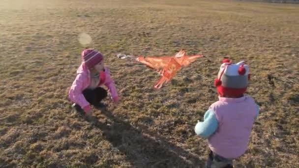 Дитина, дівчина проходить через луг, запускаючи літаючий змій, радіє — стокове відео