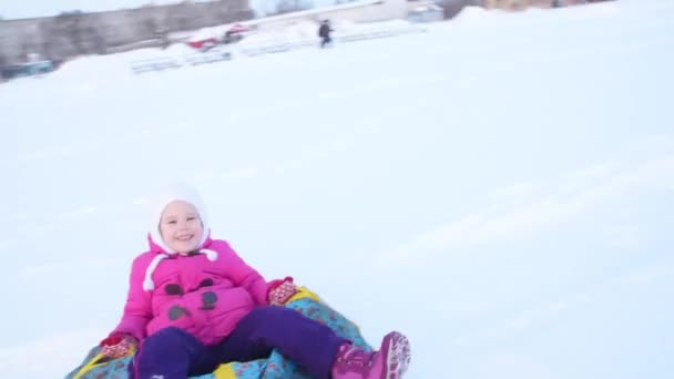 La chica, bebé invierno montar a caballo tubing paseo — Vídeos de Stock