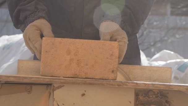 O trabalho na máquina corta a pedra, disco laser — Vídeo de Stock