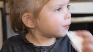 bebek, kız ağzını siler, bir kağıt peçete ile dudakları