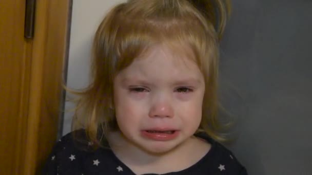 El bebé, niña molesta, gritando y llorando, mirando a la cámara — Vídeo de stock