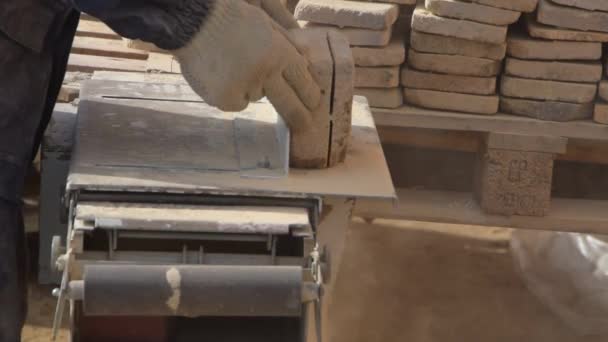 Un trabajo en la máquina corta la piedra, disco láser — Vídeos de Stock