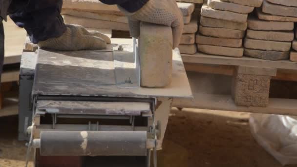 Un trabajo en la máquina corta la piedra, disco láser — Vídeos de Stock