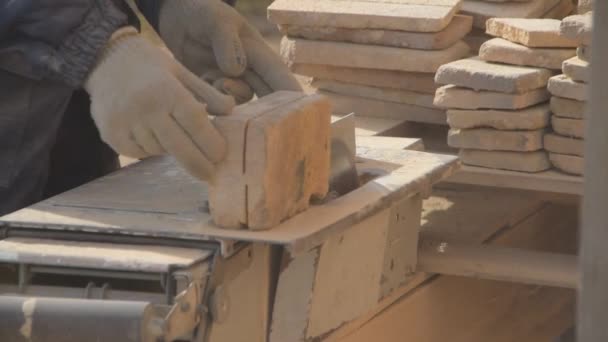 Un trabajo en la máquina corta la piedra, disco láser — Vídeos de Stock