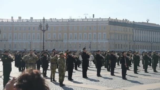 Россия, Санкт-Петербург, 23 мая 2019 года - Дворцовая площадь, репетиция парада Победы, военный духовой оркестр — стоковое видео