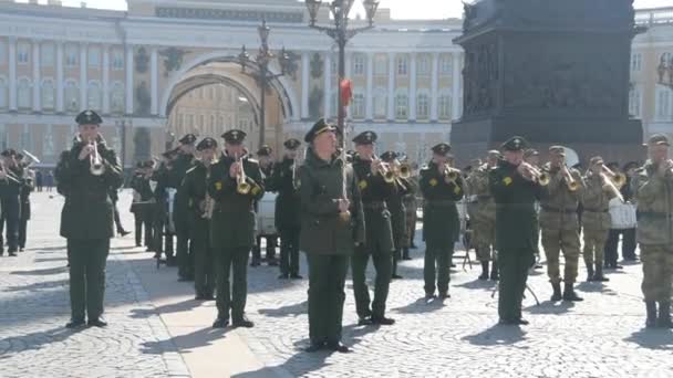 Ryssland, Sankt Petersburg, 23 maj, 2019-Palatstorget, repetitionen av Victory Parade, en militär Brass Band — Stockvideo