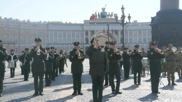 러시아, 상트 페테르부르크, 2019년 5월 23일 궁전 광장, 승리 퍼레이드의 리허설, 군사 황동 밴드 — 비디오