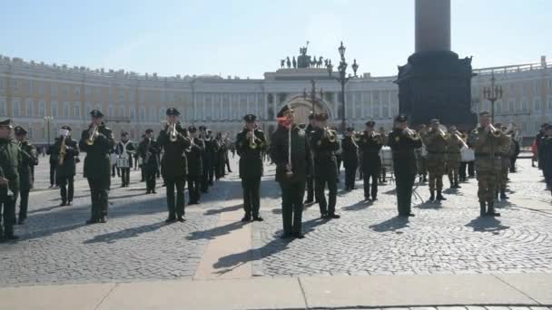 러시아, 상트 페테르부르크, 2019년 5월 23일 궁전 광장, 승리 퍼레이드의 리허설, 군사 황동 밴드 — 비디오