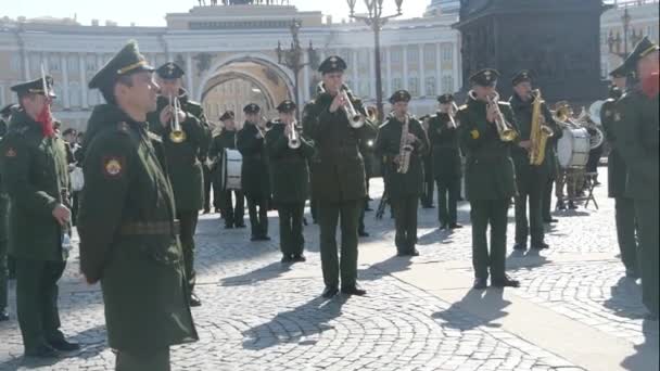 Rusia, San Petersburgo, 23 de mayo de 2019-Plaza del Palacio, ensayo del Desfile de la Victoria, una banda militar — Vídeos de Stock