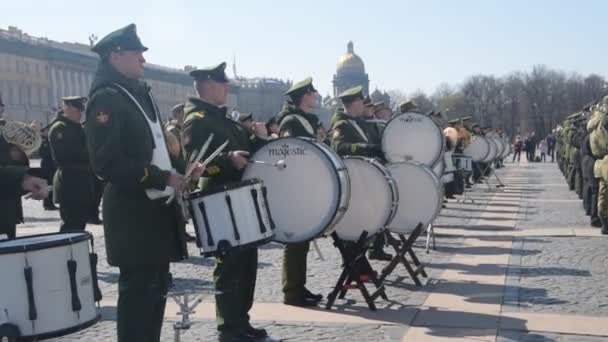 Russland, heiliger petersburg, 23. mai 2019-das redaktionsvideo, der palastplatz, die probe der siegparade, eine militärische blaskapelle — Stockvideo