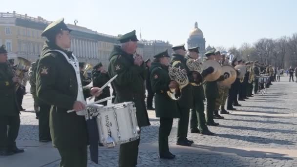 Russia, Saint-Petersburg, may 23, 2019-the editorial video, Palace square, the rehearsal of the Victory Parade, a military brass band — Stock Video