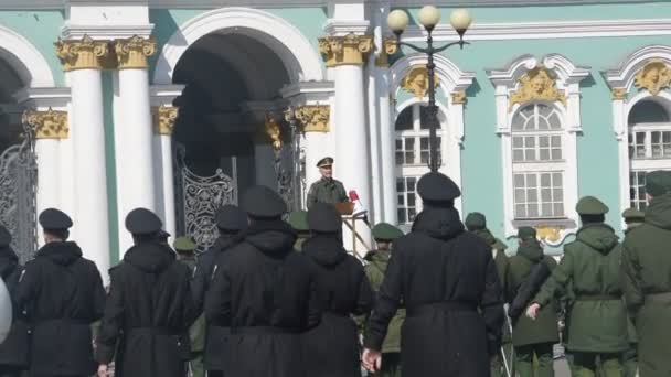 Ρωσία, Αγία Πετρούπολη, 23 Μαΐου, 2019-το δημοσιογραφικού βίντεο, πλατεία παλατιού, η πρόβα της παρέλασης της νίκης, μια στρατιωτική μπάντα ορείχαλκου — Αρχείο Βίντεο