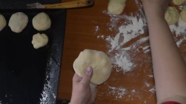 yakın çekim, el şekerlemeci Apple reçeli ile heykel rulo