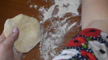 yakın çekim, el şekerlemeci Apple reçeli ile heykel rulo